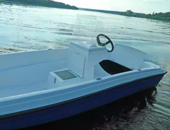 Стеклопластиковая лодка Пингвин с консолью (тримаран) в Дзержинске