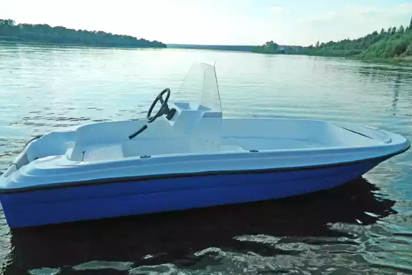 Стеклопластиковая лодка Пингвин с консолью (тримаран) в Дзержинске